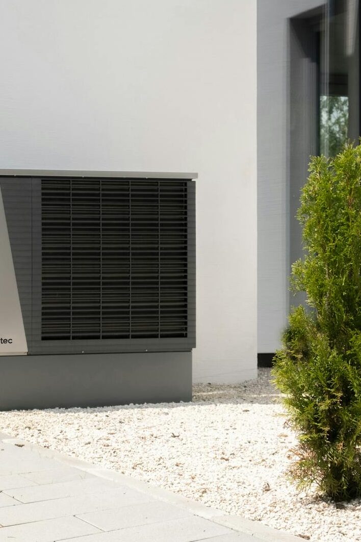 Professional air conditioning installation in Seattle: A certified technician installing a high-efficiency outdoor AC unit for a residential home