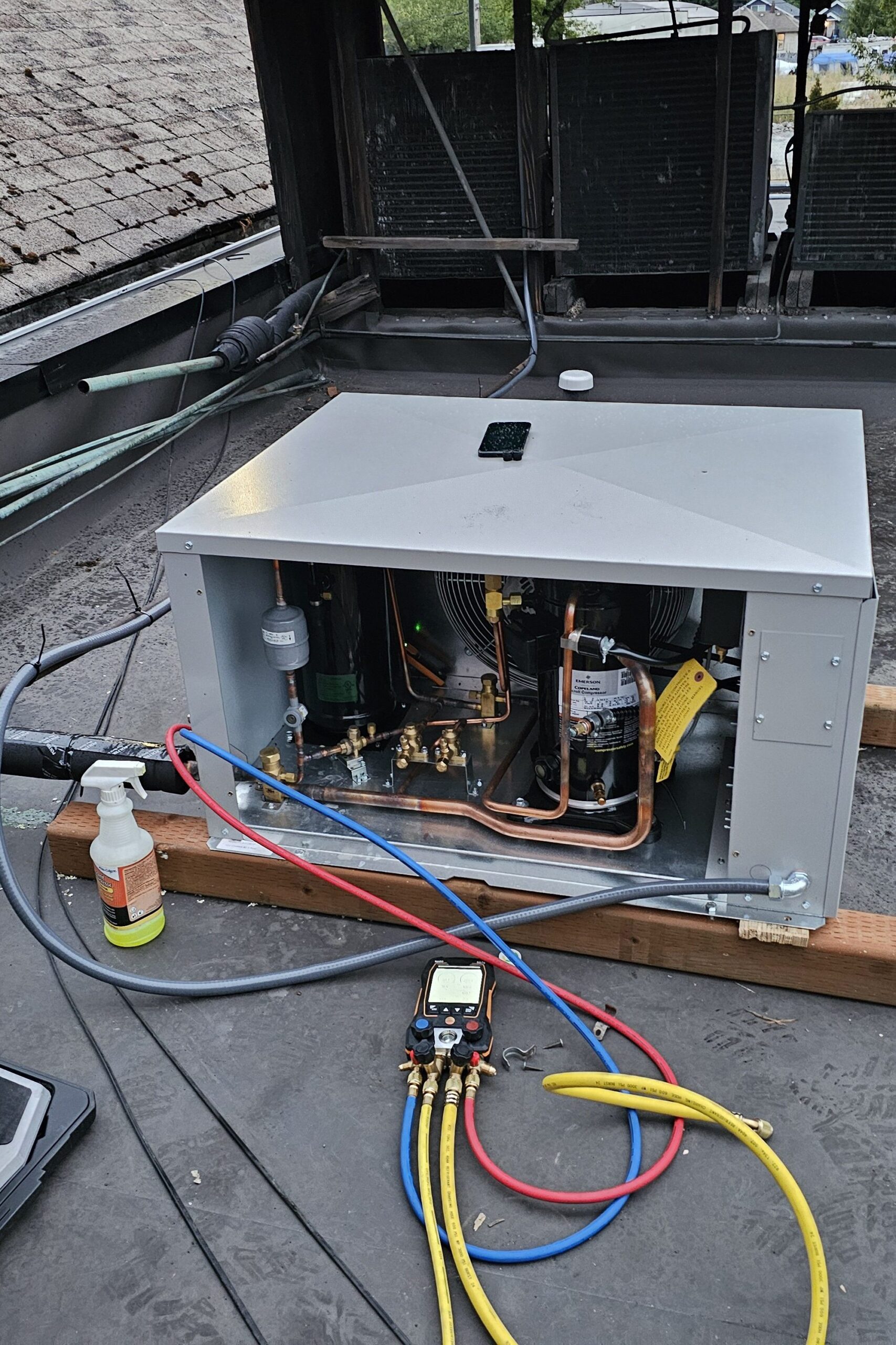 Roof top unit is being diagnosed for any gas leaks with digital manifold