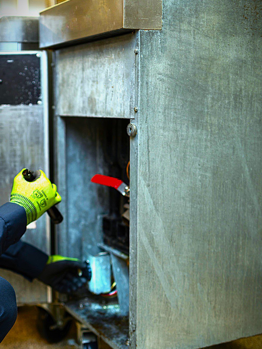 Commercial Range Repair In seattle. Technician is diagnosting a Gas range in Seattle's Restaurant