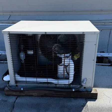 Walk-in cooler condensing unit on roof